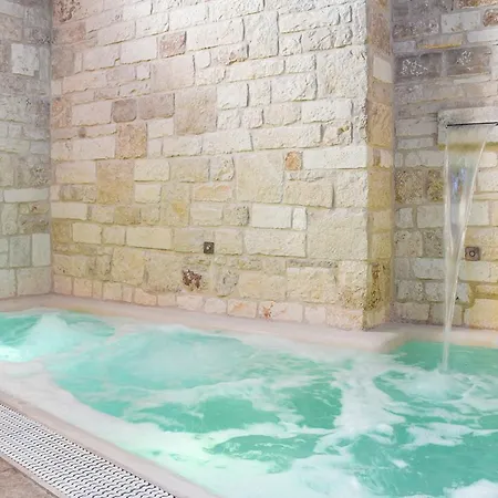 Sleeps 4 With Pool And Wifi *